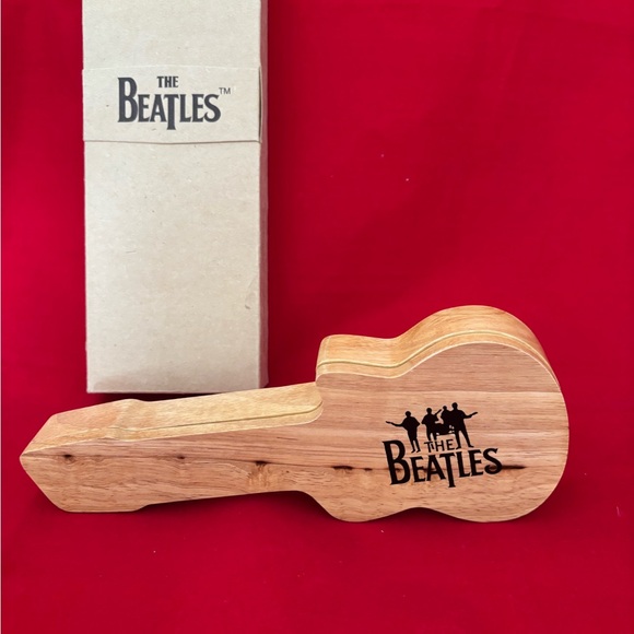 Beatles Green Apple B38 Watch – Limited Edition in Wooden Guitar Case (1997) - Picture 2 of 6